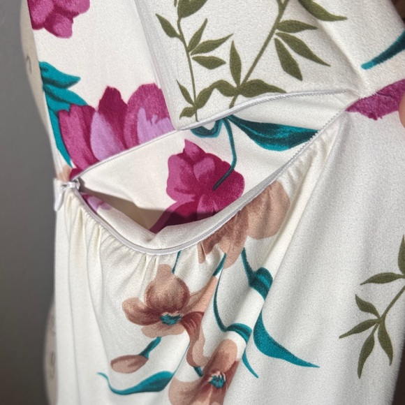 Autumn Teneyl White and Pink floral wide leg pant - Picture 4 of 7